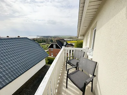bestuhlter Balkon mit Meerblick