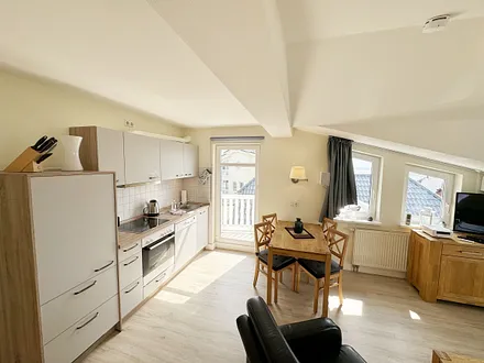 komplett ausgestattete Küchenzeile mit Geschirrspüler, Backofen, Toaster, 4 Herdplatten, Kaffeemaschine, Wasserkocher, diversen Küchenutensilien