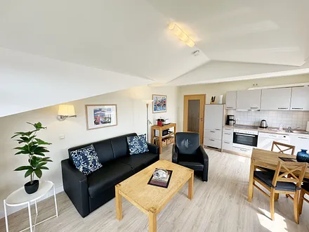 Wohnzimmer mit Sitzecke (Couch kann als Aufbettung genutzt werden), TV-Board, LCD-TV/Ministereoanlage