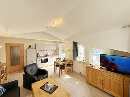 Wohnzimmer mit Sitzecke (Couch kann als Aufbettung genutzt werden), TV-Board, LCD-TV/Ministereoanlage