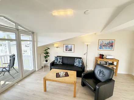 Wohnzimmer mit Sitzecke (Couch kann als Aufbettung genutzt werden), TV-Board, LCD-TV/Ministereoanlage