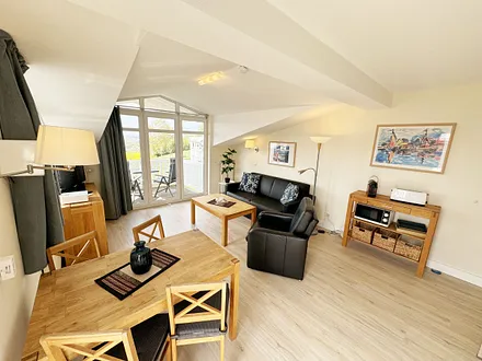 Wohnzimmer mit Sitzecke (Couch kann als Aufbettung genutzt werden), TV-Board, LCD-TV/Ministereoanlage