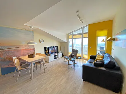 Wohnzimmer mit Sitzecke, Leselampe, Sessel, TV-Board, Smart-TV/Ministereoanlage, DVD-Player