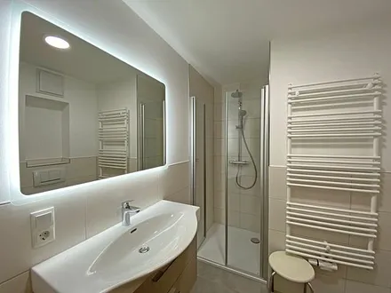 Badezimmer mit Dusche, WC und Fön