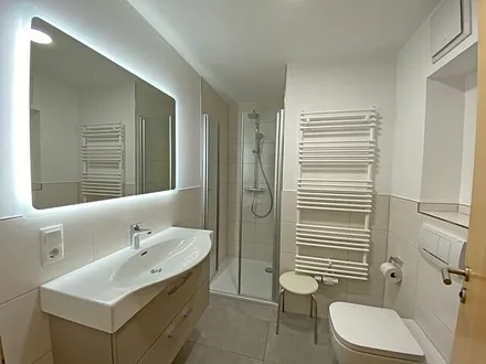 Badezimmer mit Dusche, WC und Fön