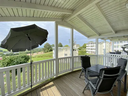 bestuhlter Balkon mit Sonnenschirm