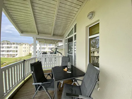 bestuhlter Balkon in ruhiger Lage