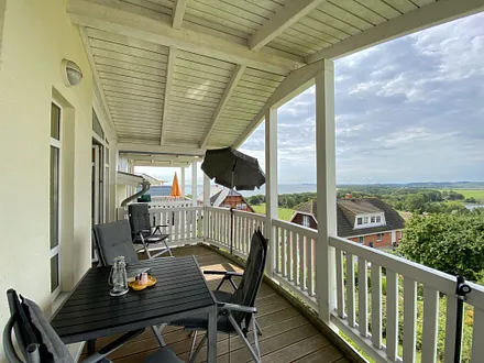 bestuhlter Balkon mit Blick zum Bodden