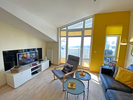 Wohnzimmer mit Sitzecke, Leselampe, Sessel, TV-Board, Smart-TV/Ministereoanlage, DVD-Player