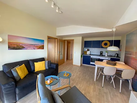 Wohnzimmer mit Sitzecke, Leselampe, Sessel, TV-Board, Smart-TV/Ministereoanlage, DVD-Player