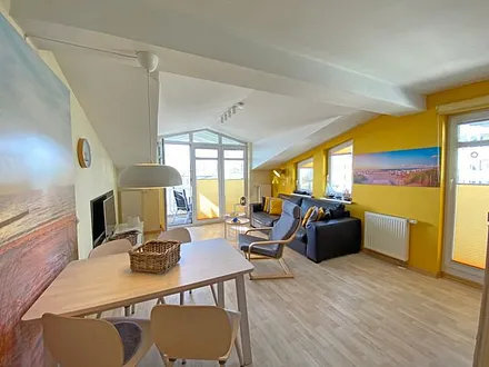 Wohnzimmer mit Sitzecke, Leselampe, Sessel, TV-Board, Smart-TV mit Radioprogramme, DVD-Player