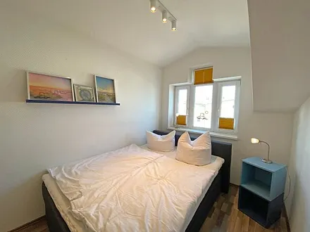  Schlafzimmer mit französischem Bett, Kleiderschrank
