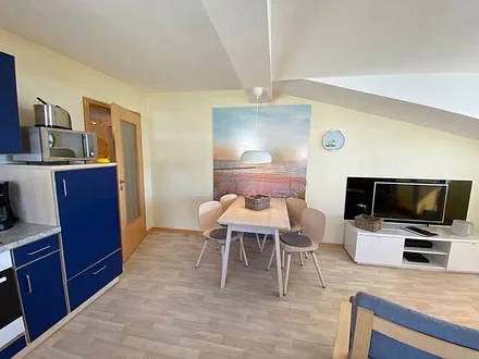 komplett ausgestattete Küchenzeile mit Geschirrspüler, Backofen, Toaster, Kaffeemaschine, Wasserkocher, diverse Küchenutensilien