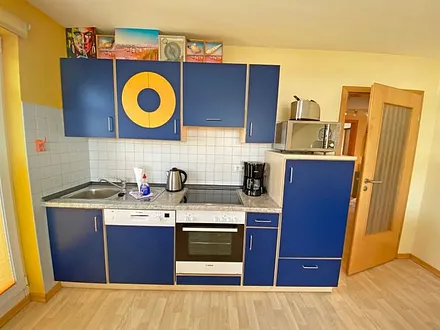 komplett ausgestattete Küchenzeile mit Geschirrspüler, Backofen, Toaster, Kaffeemaschine, Wasserkocher, diverse Küchenutensilien