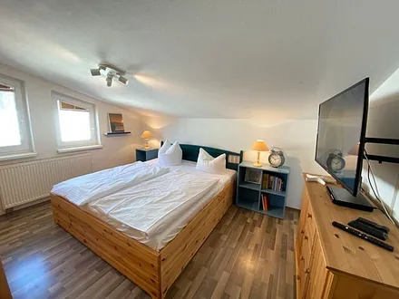 Schlafzimmer mit Doppelbett, Kleiderschrank, Nachttischkonsolen