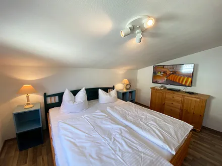 1. Schlafzimmer mit TV