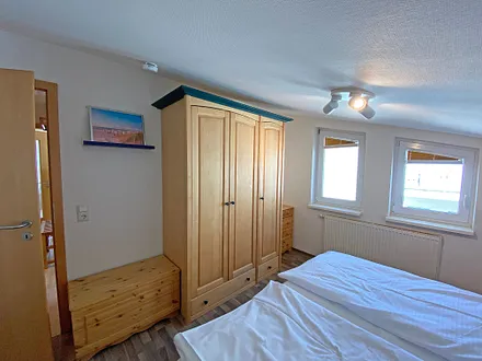1. Schlafzimmer mit Kleiderschrank