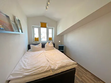  Schlafzimmer mit französischem Bett, Kleiderschrank