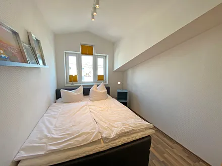  Schlafzimmer mit französischem Bett, Kleiderschrank