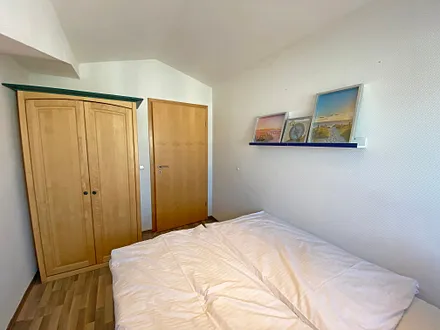 2. Schlafzimmer mit Kleiderschrank