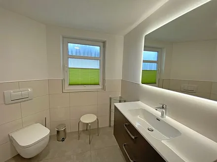 Badezimmer mit Dusche, WC und Fön