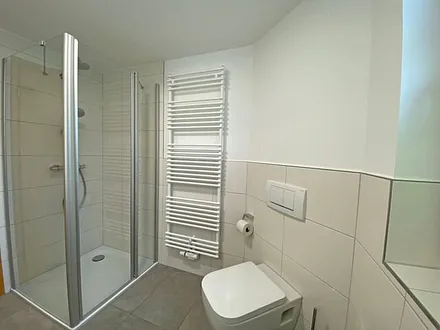 Badezimmer mit Dusche, WC und Fön