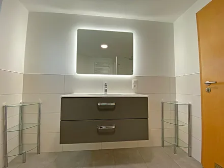 Badezimmer mit Dusche, WC und Fön