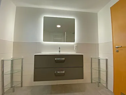 Badezimmer mit Dusche, WC und Fön
