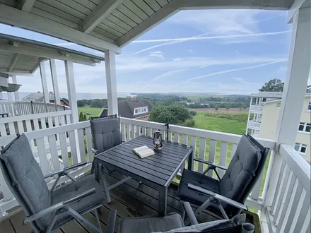 bestuhlter Balkon mit Meerblick und kleiner Seitenbalkon