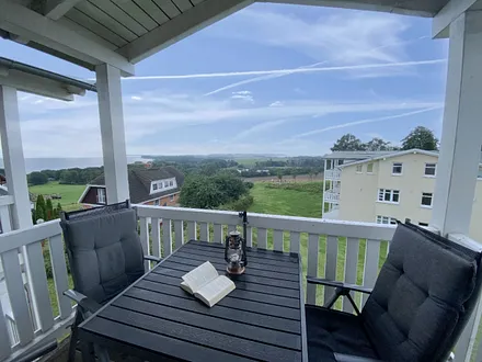 bestuhlter Balkon mit Meerblick und kleiner Seitenbalkon