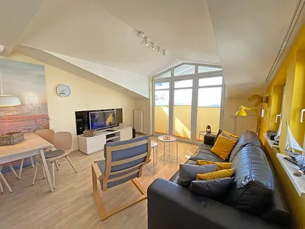 Wohnzimmer mit Sitzecke, Leselampe, Sessel, TV-Board, Smart-TV mit Radioprogramme, DVD-Player