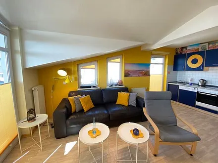 Wohnzimmer mit Sitzecke, Leselampe, Sessel, TV-Board, Smart-TV mit Radioprogramme, DVD-Player