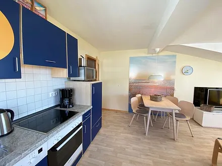 komplett ausgestattete Küchenzeile mit Geschirrspüler, Backofen, Toaster, Kaffeemaschine, Wasserkocher, diverse Küchenutensilien