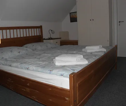 Das geräumige Schlafzimmer garantiert einen erholsamen Schlaf, ab 6 Übernachtungen ist die Bettwäsche im Mietpreis enthalten, die Betten sind bei Ihrer Anreise bereits bezogen