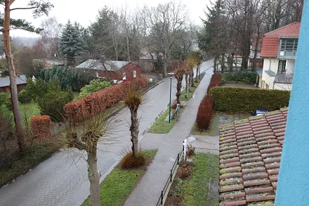 Ein Blick in die Strandstraße, zum herlich weißen, steinfreien Sanstrand sind es nur gute 250 m. 
