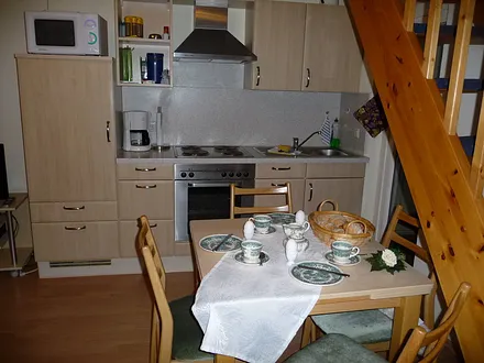 Unsere Einbauküche, eingerichtet mit allem was für die täglichen Mahlzeiten benötig wird, 4-Plattenkochfeld, Backofen, Kühlschrank mit Gefriefach usw. Der Esstisch kann noch usgezogen  werden. 