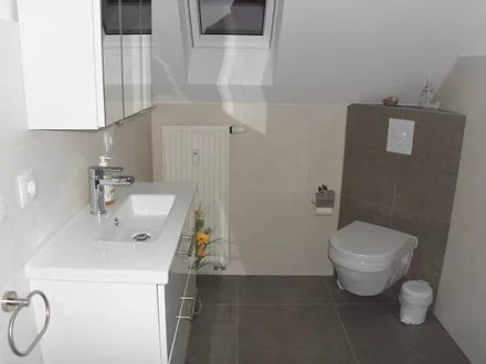 Das Badezimmer wurde im Frühjahr 2024 kompl. saniert.