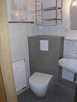 Auch unser Türmchenzimmer haben wir 2024 mit einem ein spülrandloses Wand-WC ausgestattet.