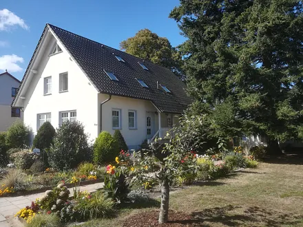 Hausansicht vom Gehweg