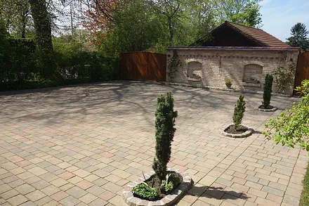 Pkw Stellfläche auf dem Hof