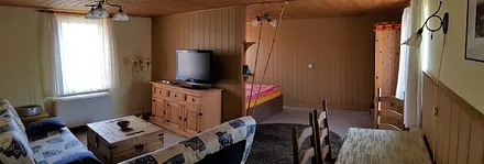 Wohnzimmer mit ausziehbarer Couch 