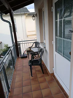 Sitzen vor der Wohnung, 1. OG