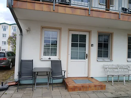 Sitzen vor der Wohnung