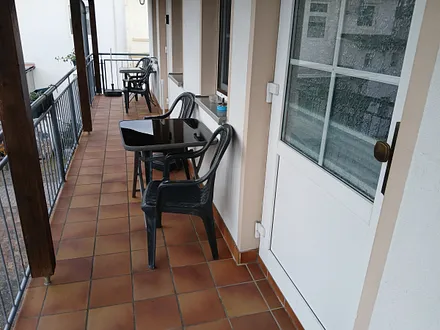 Sitzen vor der Wohnung / 1. OG