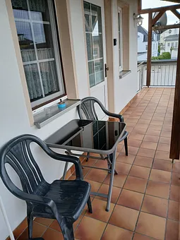 Sitzen vor der Wohnung