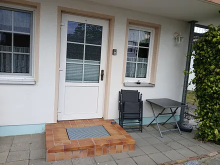 Sitzen vor der Wohnung