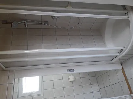 Badezimmer mit Dusche und separatetem WC