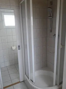 Badezimmer mit Dusche und separatetem WC