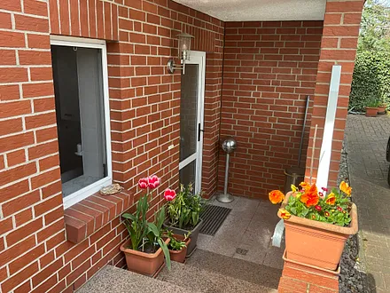 Eingangsbereich FEWO mit zwei breiten Stufen