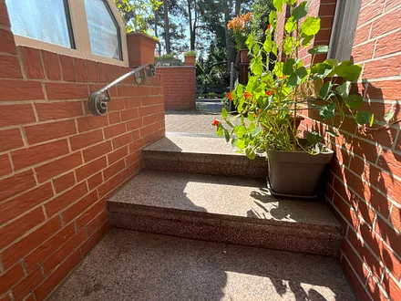 Eingangsbereich mit zwei breiten Stufen